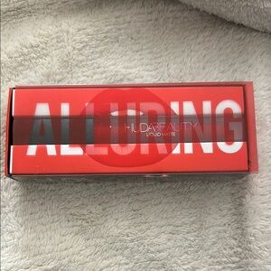HUDA BEAUTY ALLURING liquid lipstick